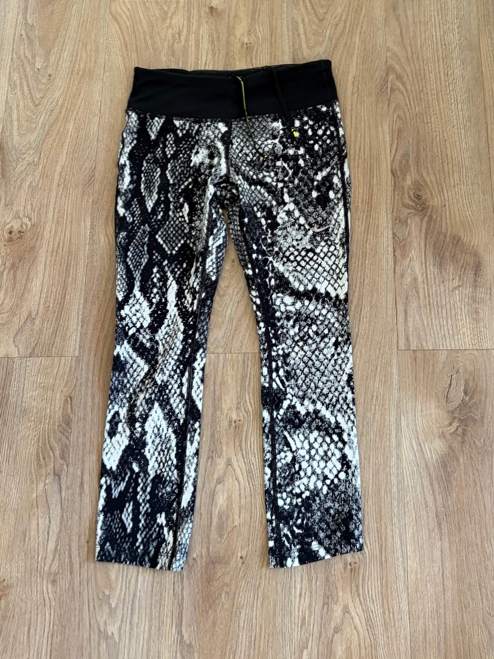 Nike Dri-FIT black and white snakeskin capri crop leggings Great Condition Sz XS